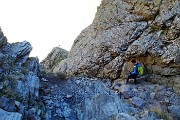 66 Scendendo il ripido canalino